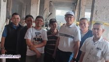 Ketua Fraksi Gerindra DPRD Purwakarta Teddy Nandung Heryawan saat meninjau lokasi kebakaran Pasar Rebo dan berdialog dengan pedagang, Selasa (24/2/2026).