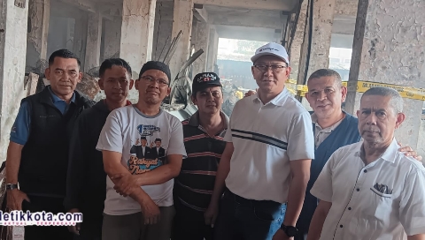 Ketua Fraksi Gerindra DPRD Purwakarta Teddy Nandung Heryawan saat meninjau lokasi kebakaran Pasar Rebo dan berdialog dengan pedagang, Selasa (24/2/2026).