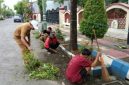 Petugas DLH Sumenep membersihkan sampah di sepanjang Jalan Dr. Cipto, Desa Kolor, Selasa (24/2/2026).