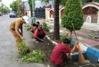 Petugas DLH Sumenep membersihkan sampah di sepanjang Jalan Dr. Cipto, Desa Kolor, Selasa (24/2/2026).
