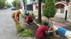 Petugas DLH Sumenep membersihkan sampah di sepanjang Jalan Dr. Cipto, Desa Kolor, Selasa (24/2/2026).