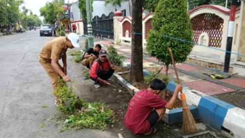 Petugas DLH Sumenep membersihkan sampah di sepanjang Jalan Dr. Cipto, Desa Kolor, Selasa (24/2/2026).
