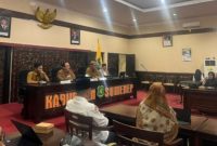 Pj Sekda Sumenep bersama jajaran Dinsos P3A dan peserta saat kegiatan Penguatan Tim Gugus Tugas KLA di Graha Arya Wiraraja, Selasa (24/2/2026).