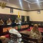 Pj Sekda Sumenep bersama jajaran Dinsos P3A dan peserta saat kegiatan Penguatan Tim Gugus Tugas KLA di Graha Arya Wiraraja, Selasa (24/2/2026).