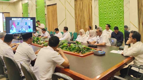 Bupati Bangkalan Lukman Hakim mengikuti forum REBOAN bersama Kementerian Dalam Negeri secara virtual dari Pendopo Agung Bangkalan, Rabu (25/2/2026).