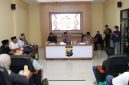 Kapolres Sumenep AKBP Anang Hardiyanto saat menyampaikan sambutan dalam kegiatan buka puasa bersama insan media di Aula Vidcon Mapolres Sumenep, Rabu (25/2/2026).