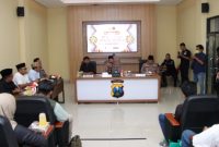 Kapolres Sumenep AKBP Anang Hardiyanto saat menyampaikan sambutan dalam kegiatan buka puasa bersama insan media di Aula Vidcon Mapolres Sumenep, Rabu (25/2/2026).