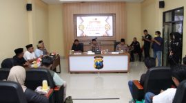 Kapolres Sumenep AKBP Anang Hardiyanto saat menyampaikan sambutan dalam kegiatan buka puasa bersama insan media di Aula Vidcon Mapolres Sumenep, Rabu (25/2/2026).