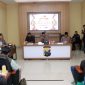 Kapolres Sumenep AKBP Anang Hardiyanto saat menyampaikan sambutan dalam kegiatan buka puasa bersama insan media di Aula Vidcon Mapolres Sumenep, Rabu (25/2/2026).