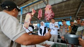 Ipuk Fiestiandani bersama Forkopimda meninjau harga dan ketersediaan bahan pokok di Pasar Blambangan, Banyuwangi.
