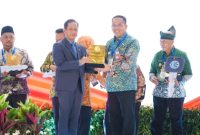 Hanif Faisol Nurofiq menyerahkan Sertifikat Menuju Kota Bersih kepada Aminuddin dalam Rakornas Pengelolaan Sampah 2026 di Jakarta.