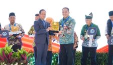 Hanif Faisol Nurofiq menyerahkan Sertifikat Menuju Kota Bersih kepada Aminuddin dalam Rakornas Pengelolaan Sampah 2026 di Jakarta.