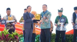 Hanif Faisol Nurofiq menyerahkan Sertifikat Menuju Kota Bersih kepada Aminuddin dalam Rakornas Pengelolaan Sampah 2026 di Jakarta.