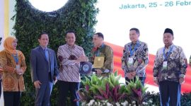 Hanif Faisol Nurofiq menyerahkan penghargaan kepada Wali Kota Surabaya Eri Cahyadi pada Rakornas Pengelolaan Sampah 2026 di Jakarta.