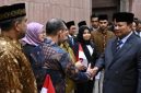 Presiden Prabowo Subianto menyapa mahasiswa dan diaspora Indonesia saat tiba di Abu Dhabi, Persatuan Emirat Arab, Rabu (25/2/2026).