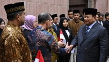 Presiden Prabowo Subianto menyapa mahasiswa dan diaspora Indonesia saat tiba di Abu Dhabi, Persatuan Emirat Arab, Rabu (25/2/2026).
