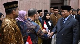 Presiden Prabowo Subianto menyapa mahasiswa dan diaspora Indonesia saat tiba di Abu Dhabi, Persatuan Emirat Arab, Rabu (25/2/2026).