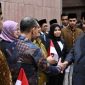 Presiden Prabowo Subianto menyapa mahasiswa dan diaspora Indonesia saat tiba di Abu Dhabi, Persatuan Emirat Arab, Rabu (25/2/2026).