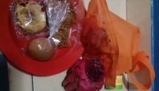 Paket Program Makan Bergizi Gratis (MBG) yang diterima siswa SDN 2 Nagri Tengah, Kamis (26/2/2026), diduga berisi buah naga tidak layak konsumsi.