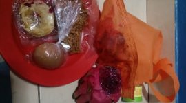 Paket Program Makan Bergizi Gratis (MBG) yang diterima siswa SDN 2 Nagri Tengah, Kamis (26/2/2026), diduga berisi buah naga tidak layak konsumsi.