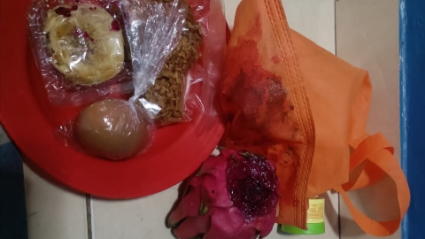 Paket Program Makan Bergizi Gratis (MBG) yang diterima siswa SDN 2 Nagri Tengah, Kamis (26/2/2026), diduga berisi buah naga tidak layak konsumsi.