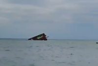 TKP tongkang Trand Asia PB.5 yang terbalik di perairan Selat Pulau Mamburit, Kecamatan Arjasa, Kabupaten Sumenep, Kamis (26/2/2026).