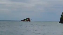 TKP tongkang Trand Asia PB.5 yang terbalik di perairan Selat Pulau Mamburit, Kecamatan Arjasa, Kabupaten Sumenep, Kamis (26/2/2026).