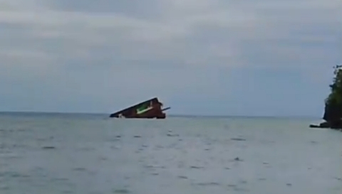 TKP tongkang Trand Asia PB.5 yang terbalik di perairan Selat Pulau Mamburit, Kecamatan Arjasa, Kabupaten Sumenep, Kamis (26/2/2026).