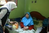Bupati Banyuwangi Ipuk Fiesiandani berdialog dengan Mbah Fatimah, lansia penderita stroke di Desa Kalibaruwetan, Kecamatan Kalibaru, saat kunjungan layanan kesehatan jemput bola, Rabu (25/2/2026).