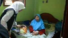 Bupati Banyuwangi Ipuk Fiesiandani berdialog dengan Mbah Fatimah, lansia penderita stroke di Desa Kalibaruwetan, Kecamatan Kalibaru, saat kunjungan layanan kesehatan jemput bola, Rabu (25/2/2026).