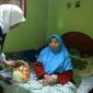 Bupati Banyuwangi Ipuk Fiesiandani berdialog dengan Mbah Fatimah, lansia penderita stroke di Desa Kalibaruwetan, Kecamatan Kalibaru, saat kunjungan layanan kesehatan jemput bola, Rabu (25/2/2026).