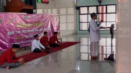 AKH Sudiharso menyampaikan tausiyah pada pengajian Ramadan 1447 Hijriah yang digelar Pemkab Sumenep di Masjid Sumekar, Jumat (27/2/2027).