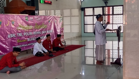 AKH Sudiharso menyampaikan tausiyah pada pengajian Ramadan 1447 Hijriah yang digelar Pemkab Sumenep di Masjid Sumekar, Jumat (27/2/2027).