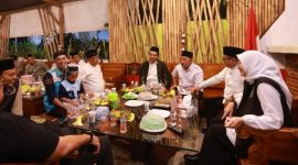 Bupati Banyuwangi Ipuk Fiestiandani berdialog dengan tokoh lintas elemen saat buka bersama di Rumah Kebangsaan Karangrejo, Banyuwangi, Kamis (26/2/2026).