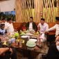 Bupati Banyuwangi Ipuk Fiestiandani berdialog dengan tokoh lintas elemen saat buka bersama di Rumah Kebangsaan Karangrejo, Banyuwangi, Kamis (26/2/2026).