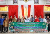 Wali Kota Surabaya Eri Cahyadi menerima simbolis bantuan 2.000 paket sembako dari Yayasan Bhakti Persatuan bersama PERPIT Jatim dan sejumlah organisasi di Balai Kota Surabaya, Jumat (27/2/2026).