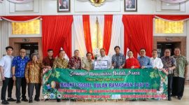 Wali Kota Surabaya Eri Cahyadi menerima simbolis bantuan 2.000 paket sembako dari Yayasan Bhakti Persatuan bersama PERPIT Jatim dan sejumlah organisasi di Balai Kota Surabaya, Jumat (27/2/2026).