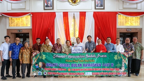 Wali Kota Surabaya Eri Cahyadi menerima simbolis bantuan 2.000 paket sembako dari Yayasan Bhakti Persatuan bersama PERPIT Jatim dan sejumlah organisasi di Balai Kota Surabaya, Jumat (27/2/2026).