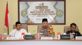 Kapolres Sumenep AKBP Anang Hardiyanto menyampaikan sambutan saat kegiatan silaturahmi dan buka puasa bersama tokoh agama serta organisasi mahasiswa di Aula Mapolres Sumenep, Jumat (27/2/2026).