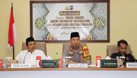 Kapolres Sumenep AKBP Anang Hardiyanto menyampaikan sambutan saat kegiatan silaturahmi dan buka puasa bersama tokoh agama serta organisasi mahasiswa di Aula Mapolres Sumenep, Jumat (27/2/2026).