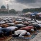 Ilustrasi pelaksanaan salat Idulfitri di ruang terbuka saat cuaca berawan dan berpotensi hujan.