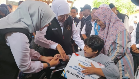 Gubernur Jawa Timur Khofifah Indar Parawansa menyerahkan bantuan sosial secara simbolis kepada warga di Kantor Kecamatan Glenmore, Banyuwangi, Sabtu (28/2/2026).