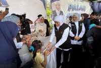 Gubernur Jawa Timur Khofifah Indar Parawansa bersama Bupati Banyuwangi Ipuk Fiestiandani meninjau Pasar Murah di Kantor Kecamatan Kalibaru, Banyuwangi, Sabtu (28/2/2026).