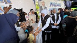 Gubernur Jawa Timur Khofifah Indar Parawansa bersama Bupati Banyuwangi Ipuk Fiestiandani meninjau Pasar Murah di Kantor Kecamatan Kalibaru, Banyuwangi, Sabtu (28/2/2026).