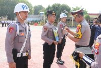 Kapolres Sumenep, Anang Hardiyanto, memimpin upacara kenaikan pangkat penghargaan dan PTDH di Lapangan Tribrata Polres Sumenep, Senin (02/03/2026).