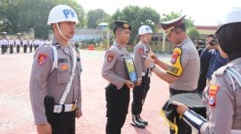 Kapolres Sumenep, Anang Hardiyanto, memimpin upacara kenaikan pangkat penghargaan dan PTDH di Lapangan Tribrata Polres Sumenep, Senin (02/03/2026).