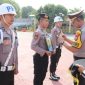Kapolres Sumenep, Anang Hardiyanto, memimpin upacara kenaikan pangkat penghargaan dan PTDH di Lapangan Tribrata Polres Sumenep, Senin (02/03/2026).