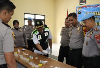 Kapolres Sumenep, Anang Hardiyanto, memimpin pelaksanaan tes urine mendadak terhadap para Kapolsek jajaran di Aula Tungga Mapolres Sumenep, Senin (2/3/2026).
