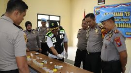 Kapolres Sumenep, Anang Hardiyanto, memimpin pelaksanaan tes urine mendadak terhadap para Kapolsek jajaran di Aula Tungga Mapolres Sumenep, Senin (2/3/2026).