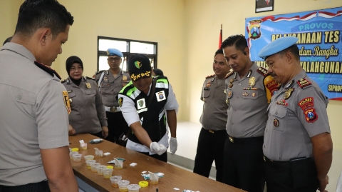 Kapolres Sumenep, Anang Hardiyanto, memimpin pelaksanaan tes urine mendadak terhadap para Kapolsek jajaran di Aula Tungga Mapolres Sumenep, Senin (2/3/2026).